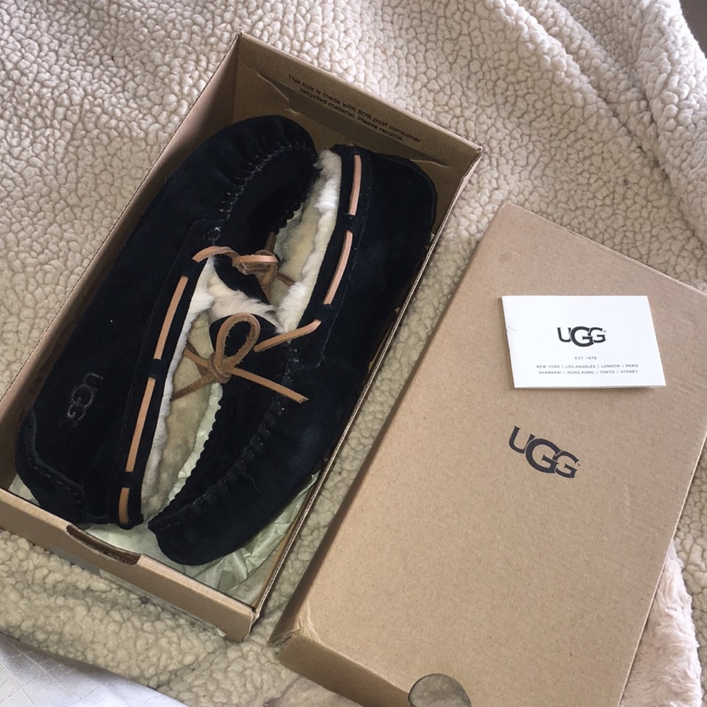 Brand new UGG Dakota black size 7 fits size 6-7💕